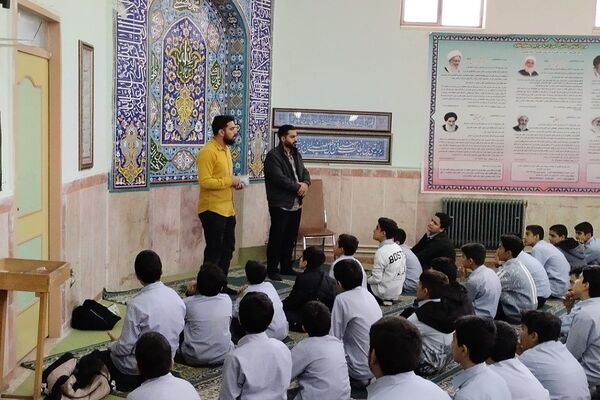 گفت‌وگوی آموزشی پس از اقامه نماز جماعت در دبیرستان شهید چمران