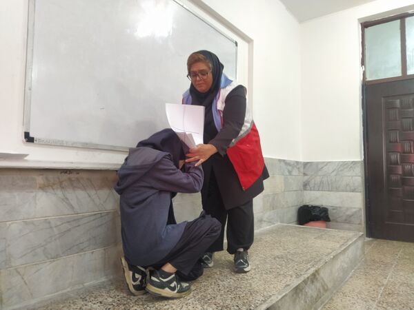 دوره‌های آموزشی مقابله با زلزله در دبیرستان علی افشارنژاد