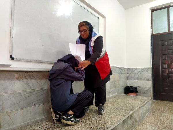دوره‌های آموزشی مقابله با زلزله در دبیرستان علی افشارنژاد