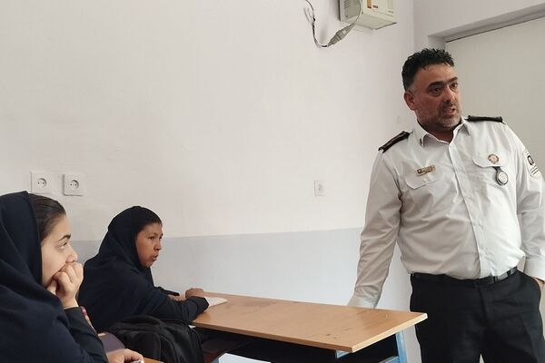 آموزش اصول اولیه آتش‌نشانی در مدرسه زکیه صباشهر