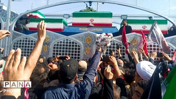 بدرقه باشکوه پیکر رهبر شهید روی دستان پرمهر ملت