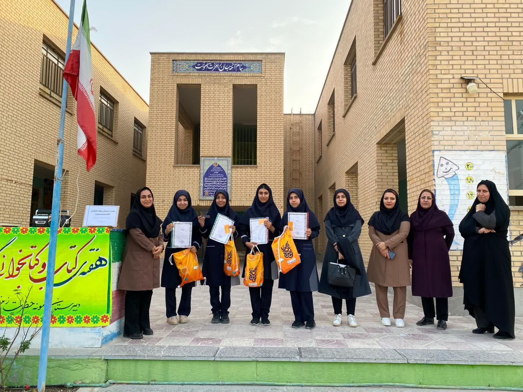 تقدیر از منتخبین کشوری طرح «کتابنوش» در آموزشگاه حضرت زینب(س)