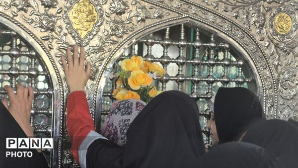 فارسان در جشن دهه کرامت؛ گردهمایی مردم در بارگاه امامزاده 