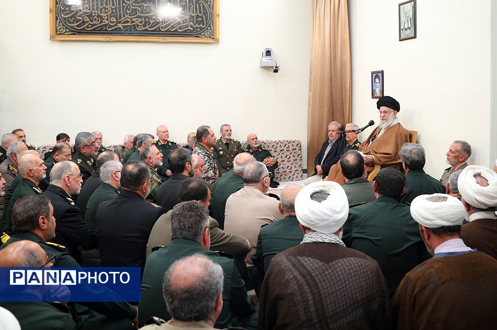 دیدار جمعی از فرماندهان نیروهای مسلح با رهبر انقلاب