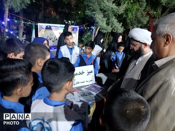  میز خدمت به میزبانی مدرسه پسرانه شهید مهدی غفاری در تجمعات شبانه شهر فرون آباد