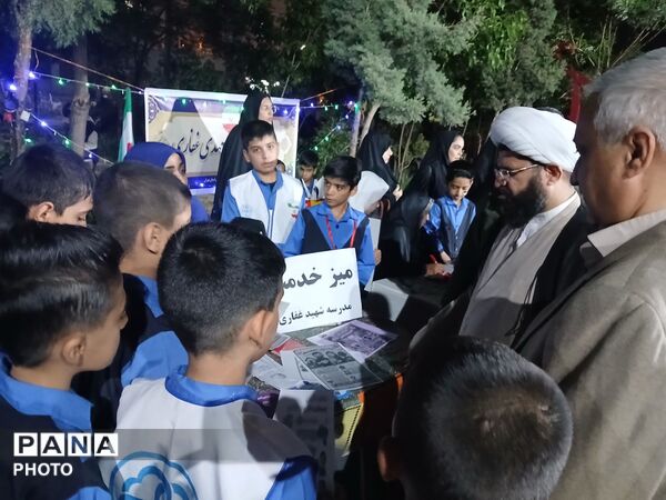  میز خدمت به میزبانی مدرسه پسرانه شهید مهدی غفاری در تجمعات شبانه شهر فرون آباد