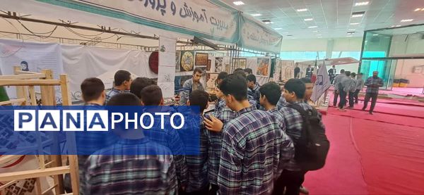 بازدید دانش‌آموزان مدرسه شهدای مدافع حرم از نمایشگاه کارنمای تحول هنرستان‌های شهر تهران