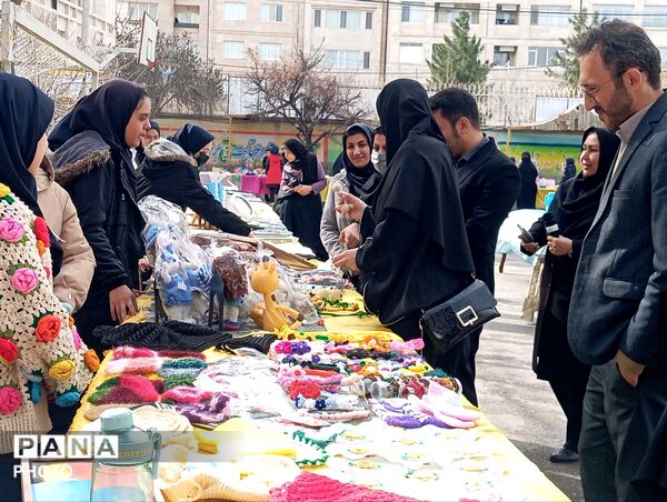 بازارچه کسب و کار دانش آموزی در دبیرستان افشار نژاد ناحیه پنج مشهد