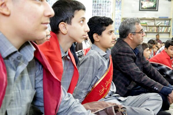 حضور دانش‌آموزان دبیرستان شاهد شهید زیوری پایدار در نماز جمعه اسدآباد 