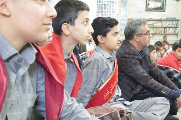 حضور دانش‌آموزان دبیرستان شاهد شهید زیوری پایدار در نماز جمعه اسدآباد 