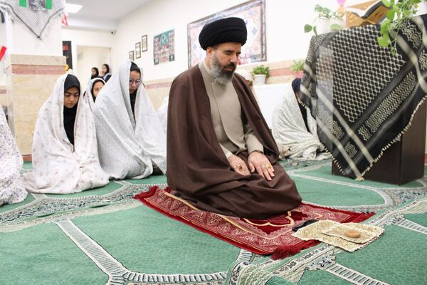 اقامه نماز جماعت در دبیرستان هجرانی پردیس به امامت امام جمعه شهرستان