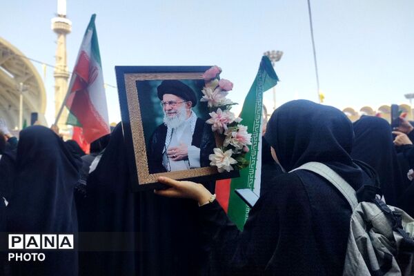 بدرقه با اشک و بیعت ،ایران در سوگِ قائد شهید امت