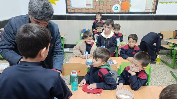 توزیع شیر رایگان در دبستان معلم یک آشخانه