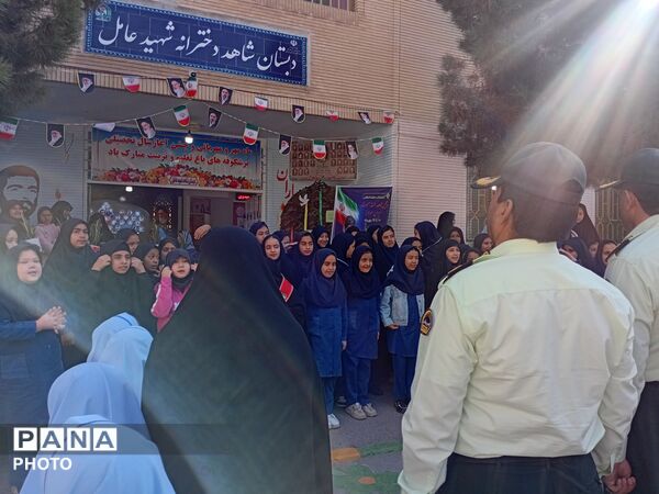 دبستان شاهد شهید عامل میزبان جمعی از نیروهای انتظامی به مناسبت هفته نیرو انتظامی