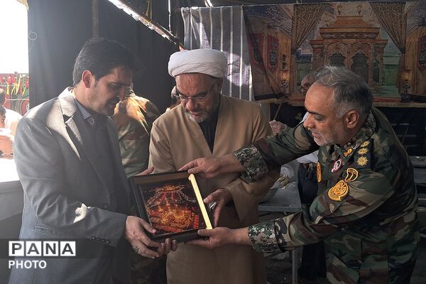 بهارستان دو در مسیر عشق؛ میزبانی فرهنگیان از زائران حسینی در عوارضی پرند