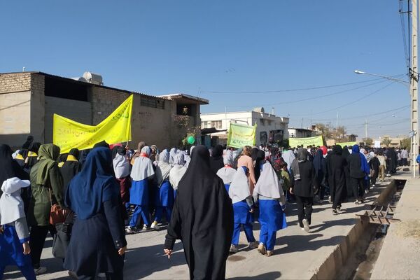 حضور دانش آموزان دبیرستان طالقانی داریون در تجمع ۱۳ آبان
