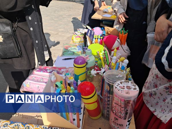 بازارچه دست‌ساخته‌های دانش‌آموزی در دبیرستان بهار آزادی قائمشهر