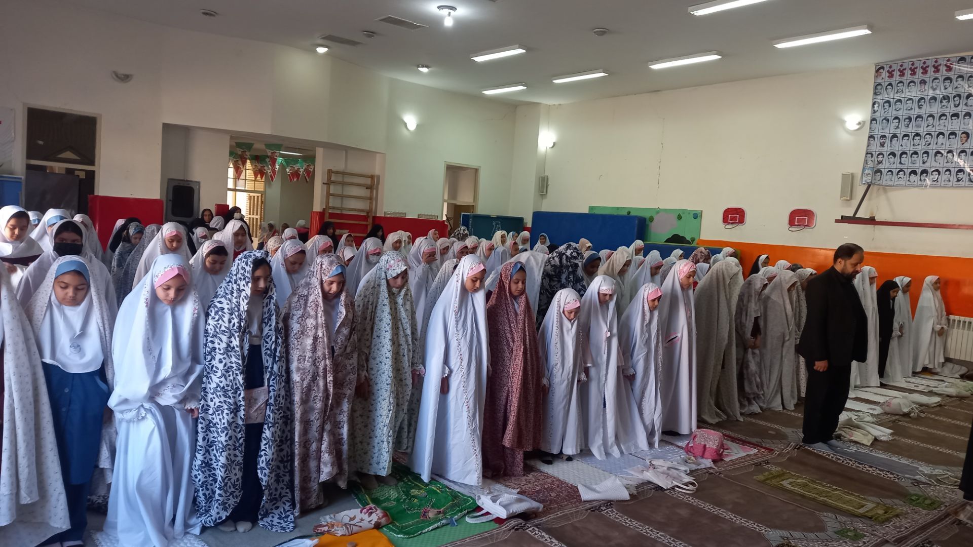 برگزاری نماز جماعت در دبستان زیور کاظمی شهرستان تفرش