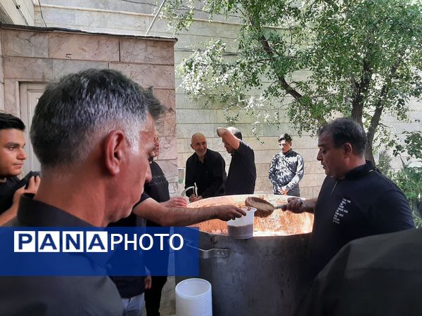 توزیع ۲۰ دیگ شله به عنوان نذر توسط خادم حرم مطهر رضوی و خیر بزرگ شهر مشهد مقدس