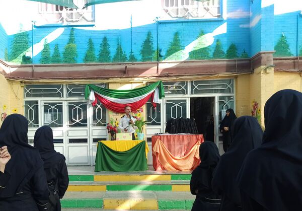 جشن عاطفه ها در دبیرستان دلیری ناحیه دو 
