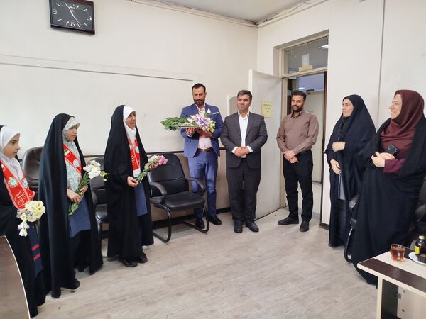 اهدای گل به کارکنان اداره‌کل آموزش و پرورش شهرستان‌های تهران به‌مناسبت بزرگداشت روز معلم 