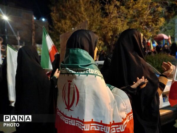 مردم تویسرکان در تجمع شبانه بر استمرار همراهی با انقلاب تأکید کردند