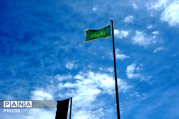 آیین اهتزاز پرچم متبرک رضوی همزمان با آغاز دهه کرامت