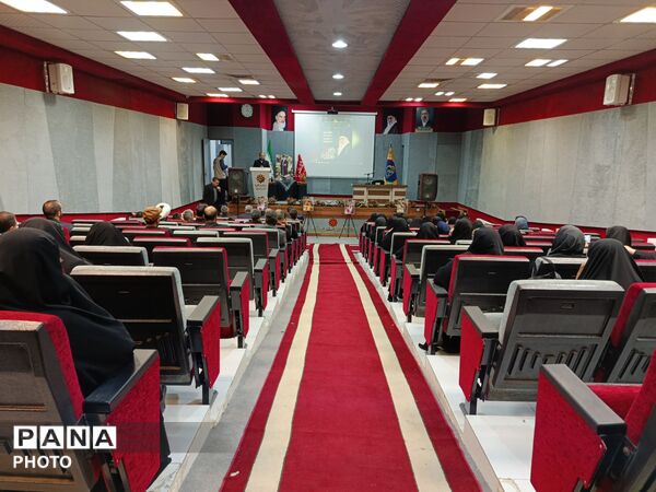 مراسم بزرگداشت رهبر شهید در دبیرستان فرزانگان ۴ در ناحیه یک مشهد  