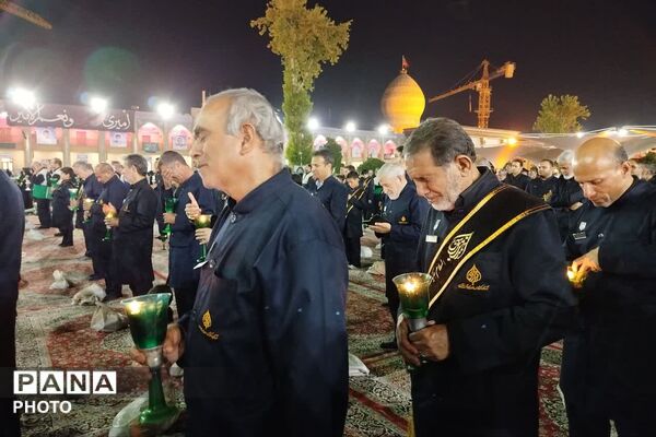 آیین لاله‌گردانی در شام غریبان امام رضا(ع)