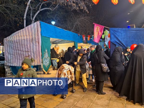شادی مردم در کوچه وخیابان‌های مشهد در شب نیمه شعبان