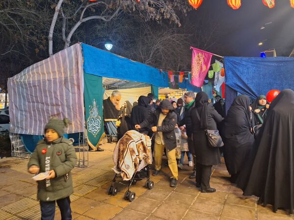 شادی مردم در کوچه وخیابان‌های مشهد در شب نیمه شعبان
