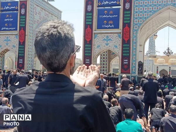حال و هوای زائران حریم رضوی در ظهر عاشورای حسینی