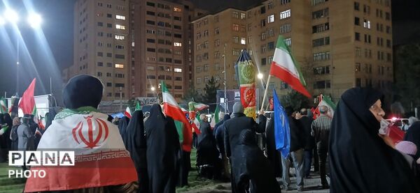 حضور هرشب مردم ساوجبلاغ در میدان شهرداری برای دفاع و حمایت از کشورشان