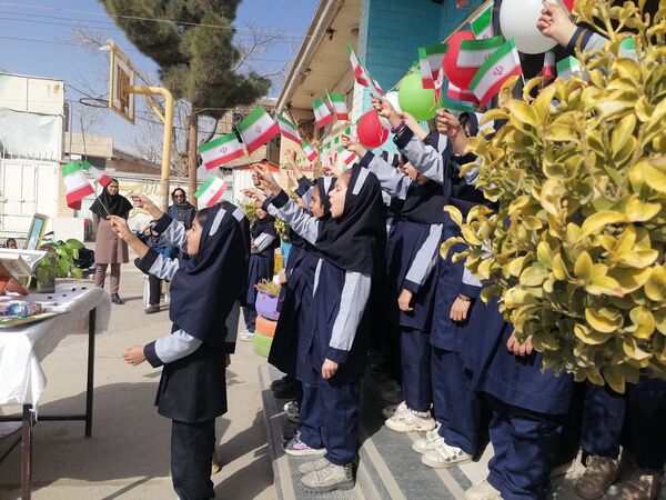  مراسم پیروزی انقلاب در مدرسه ناهید نخودی 