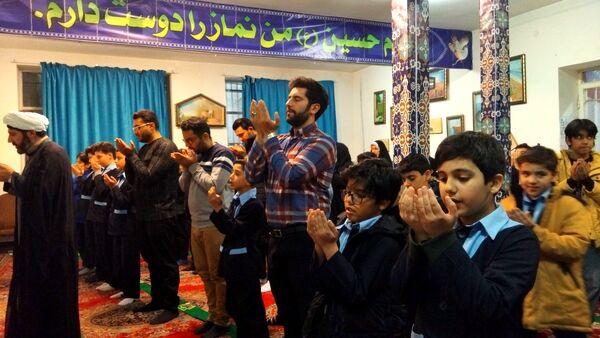 محفل انس با قرآن‌کریم و سفره افطاری در دبستان پسرانه آل‌یاسین شهرستان محلات