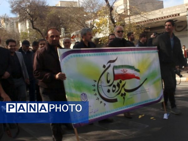 حضور پرشور دانش‌آموزان دبیرستان هیئت امنایی معراج اردبیل در راهپیمایی روز ۱۳ آبان ماه