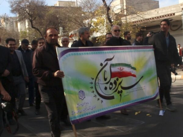 حضور پرشور دانش‌آموزان دبیرستان هیئت امنایی معراج اردبیل در راهپیمایی روز ۱۳ آبان ماه