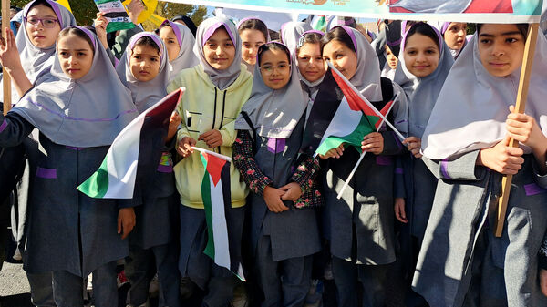 حضور پرشور دانش‌آموزان شهرستان صالح‌آباد در راهپیمایی روز ۱۳ آبان