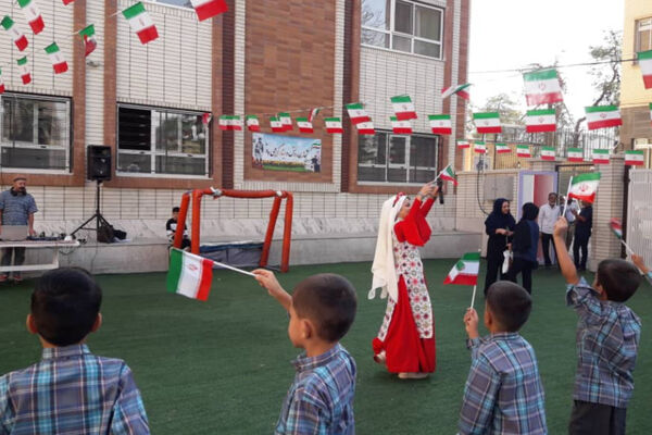 جشن شکوفه‌ها در دبستان آذر صابر ناحیه ۴ شیراز 
