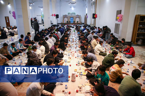 دورهمی قرآنی حافظان و قاریان نوجوان در حرم حضرت معصومه(س)