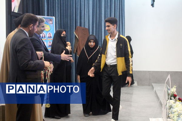 تجلیل از دانش‌آموزان تراز انقلاب اسلامی استان بوشهر