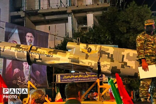 نمایش واقعی پهپادهای کرار و شاهد ۱۳۶ در اجتماع بزرگ مردمی شهرستان شیروان
