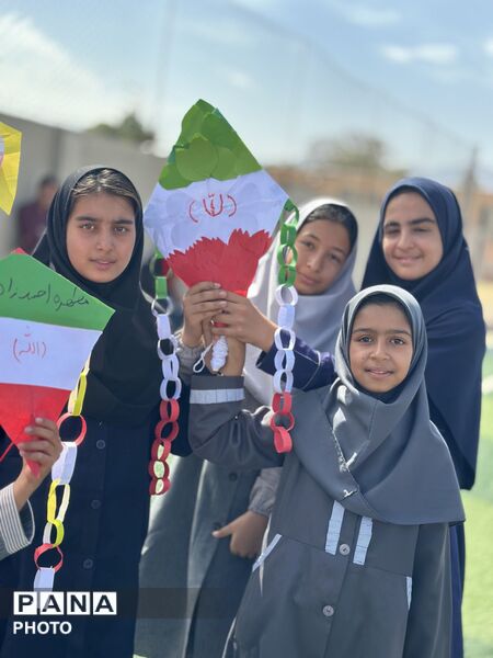 آسمان جوادیه با بادبادک‌های مبارز رنگین شد