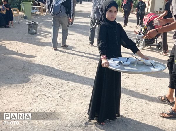 آیینِ کوچکِ مهمان‌نوازی در مسیرِ بی‌پایانِ نجف به کربلا