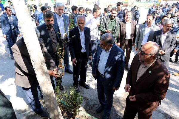 آیین بازگشایی مدارس و نواختن زنگ مهر ایثار و شهادت در ناحیه ۶ مشهد 