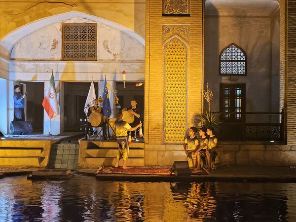 شب حماسه و اندیشه در جهان باغ تاریخی فین کاشان 