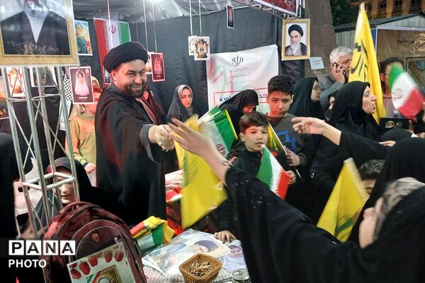 توزیع پرچم در میان اجتماع ضد صهیونیستی و برگزاری نماز استغاثه در میدان نماز شهرری 