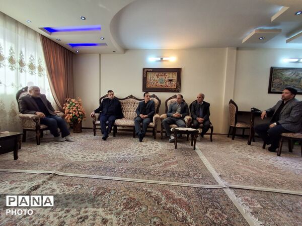 دیدار مدیر آموزش و پرورش ناحیه پنج مشهد با برادر شهید خیرزاده
