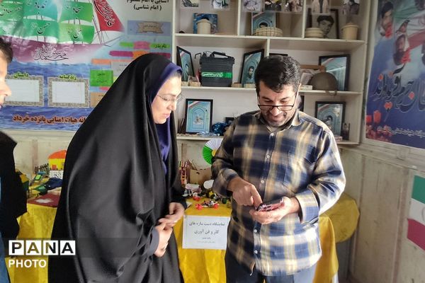 نمایشگاه دست سازه‌های دانش آموزی در دبستان پانزده خرداد ناحیه دو شهرری 