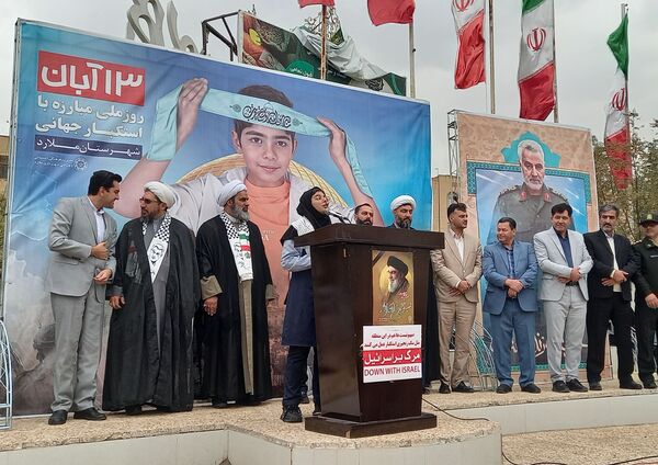حضور دانش‌آموزان ملاردی در راهپیمایی روز سیزده آبان 